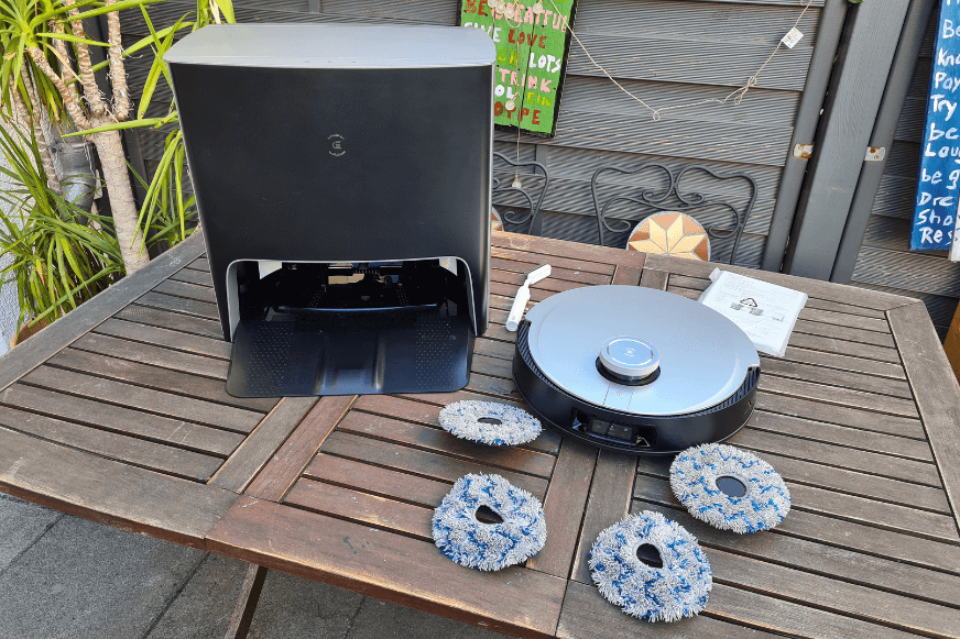 Der gesamte Lieferumfang des Ecovacs Deebot X1 Turbo steht auf dem Tisch